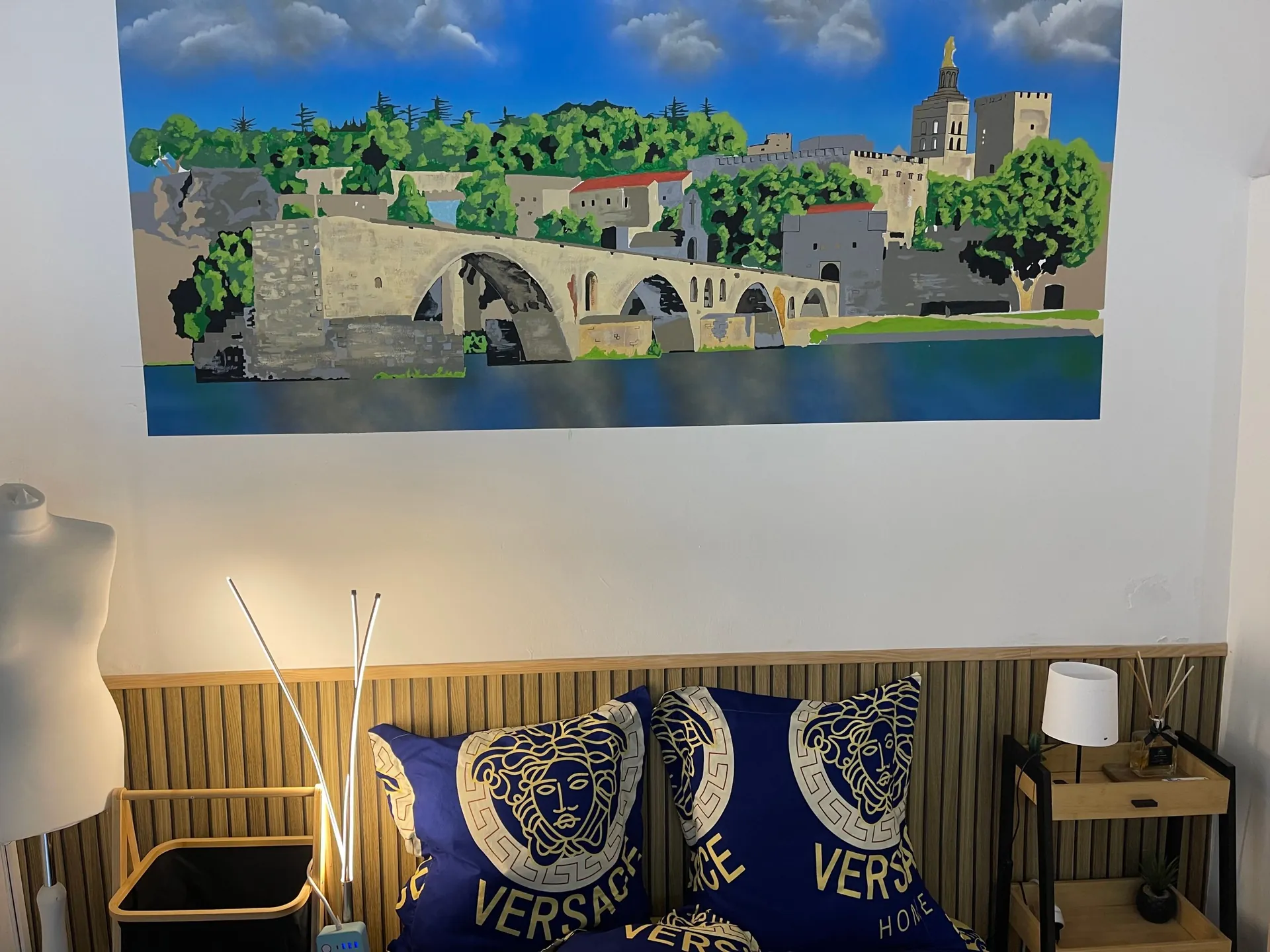 Chambre avec fresque du pont d'Avignon