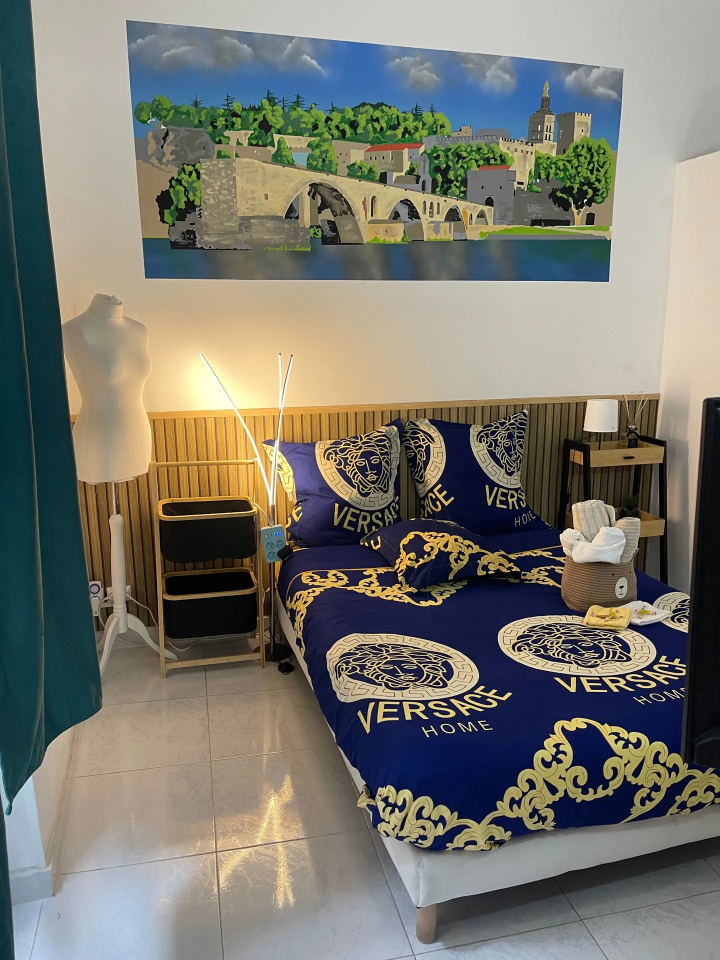 Chambre avec fresque d'Avignon