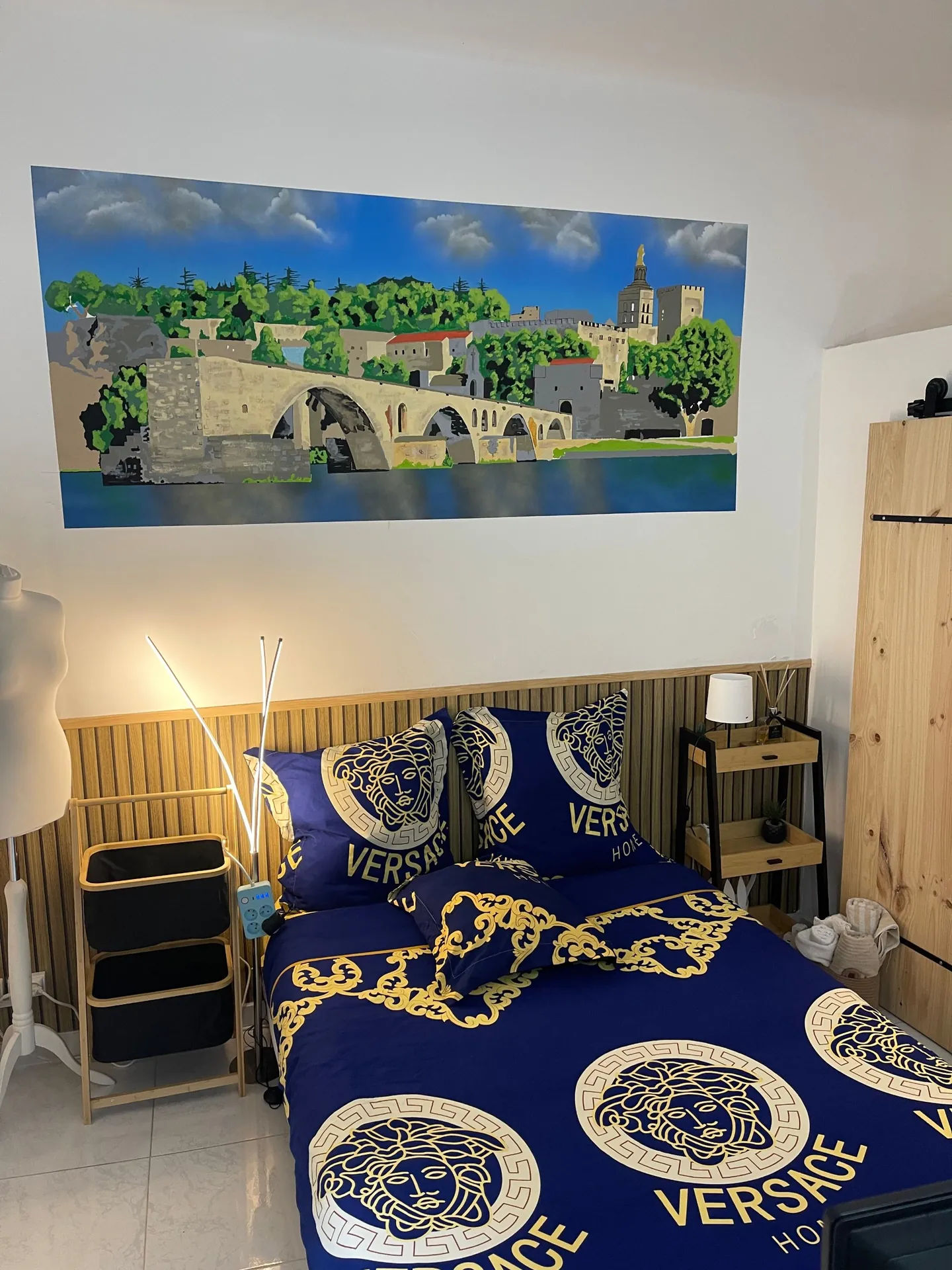 Chambre avec lit double et fresque d'Avignon