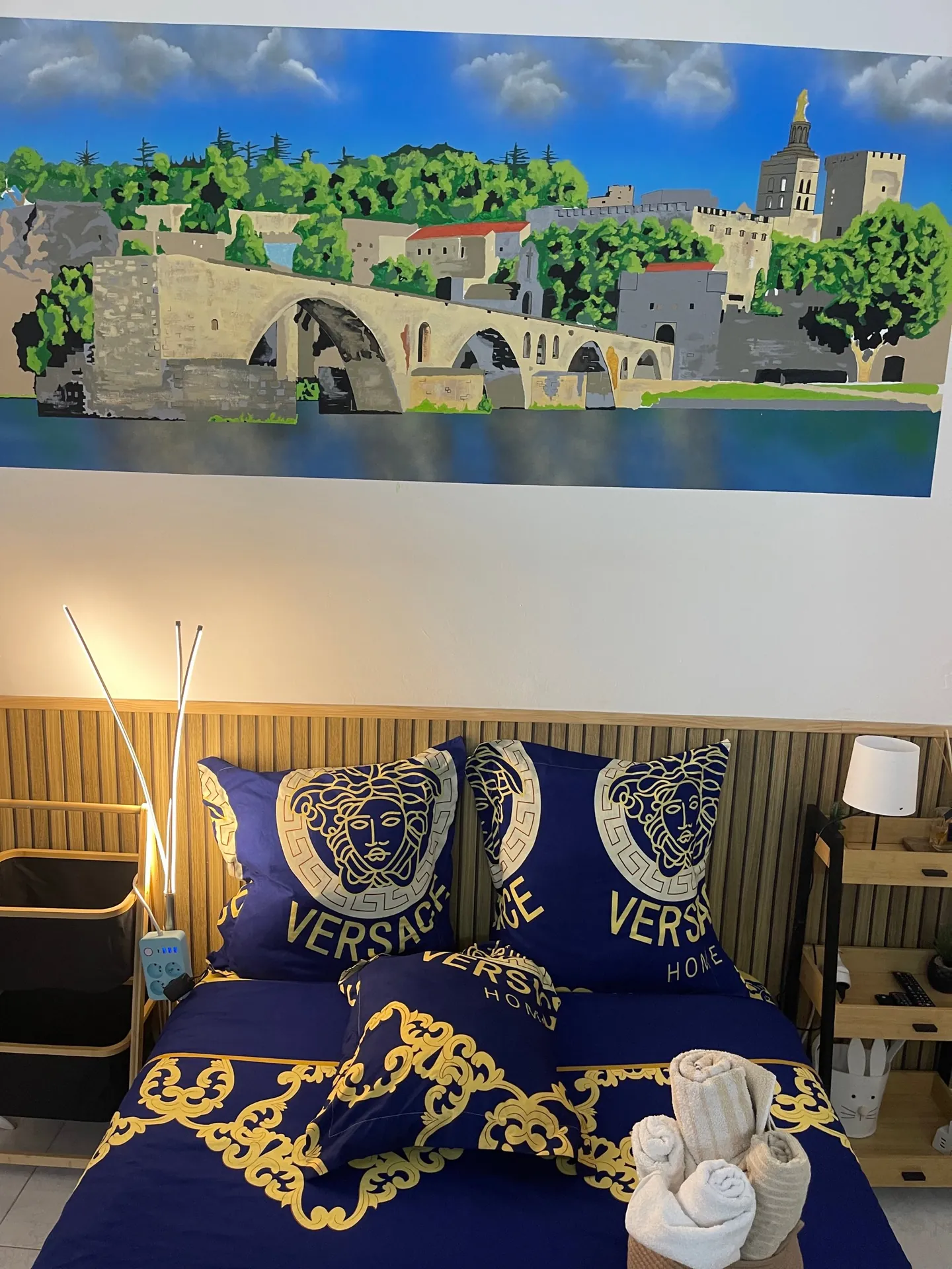Chambre décorée d'une fresque d'Avignon