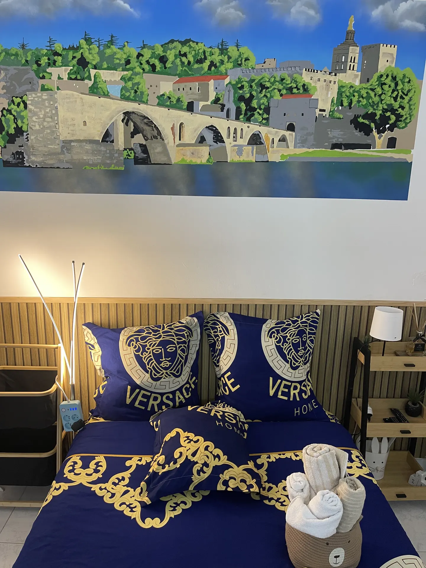 Chambre avec fresque d'Avignon