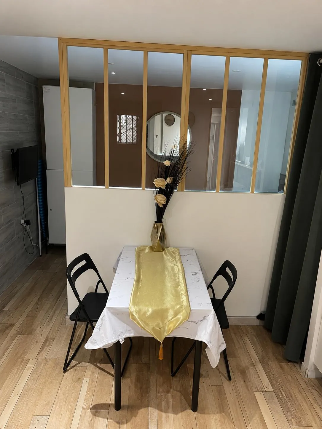 Coin repas avec table en bois et verrière