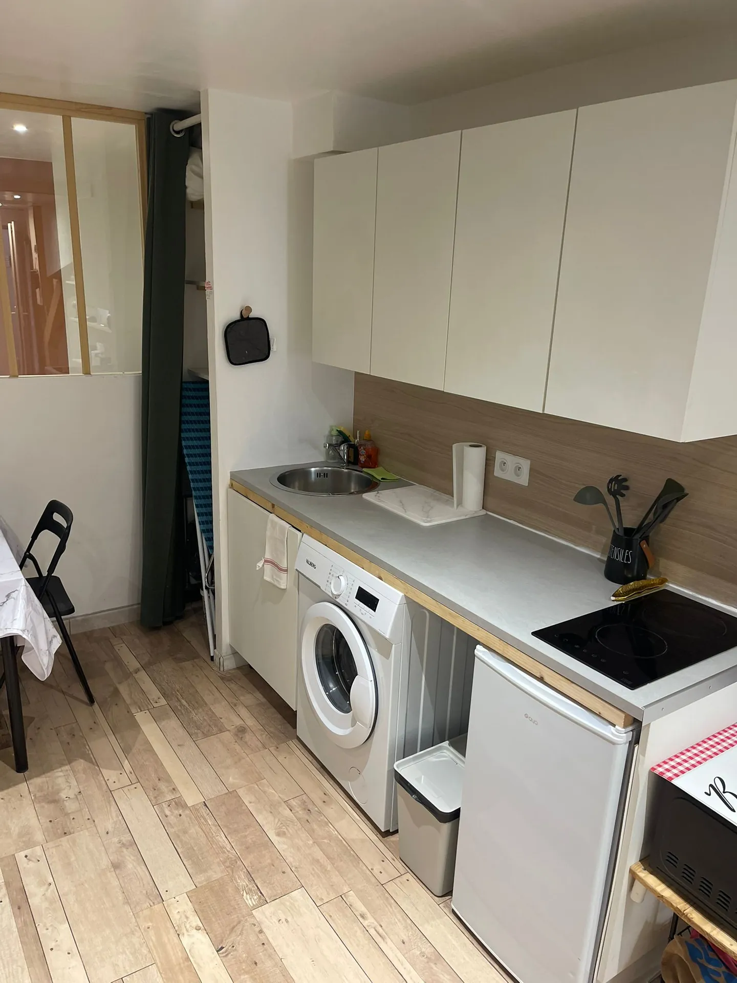 Cuisine équipée avec plaques, réfrigérateur et lave-linge