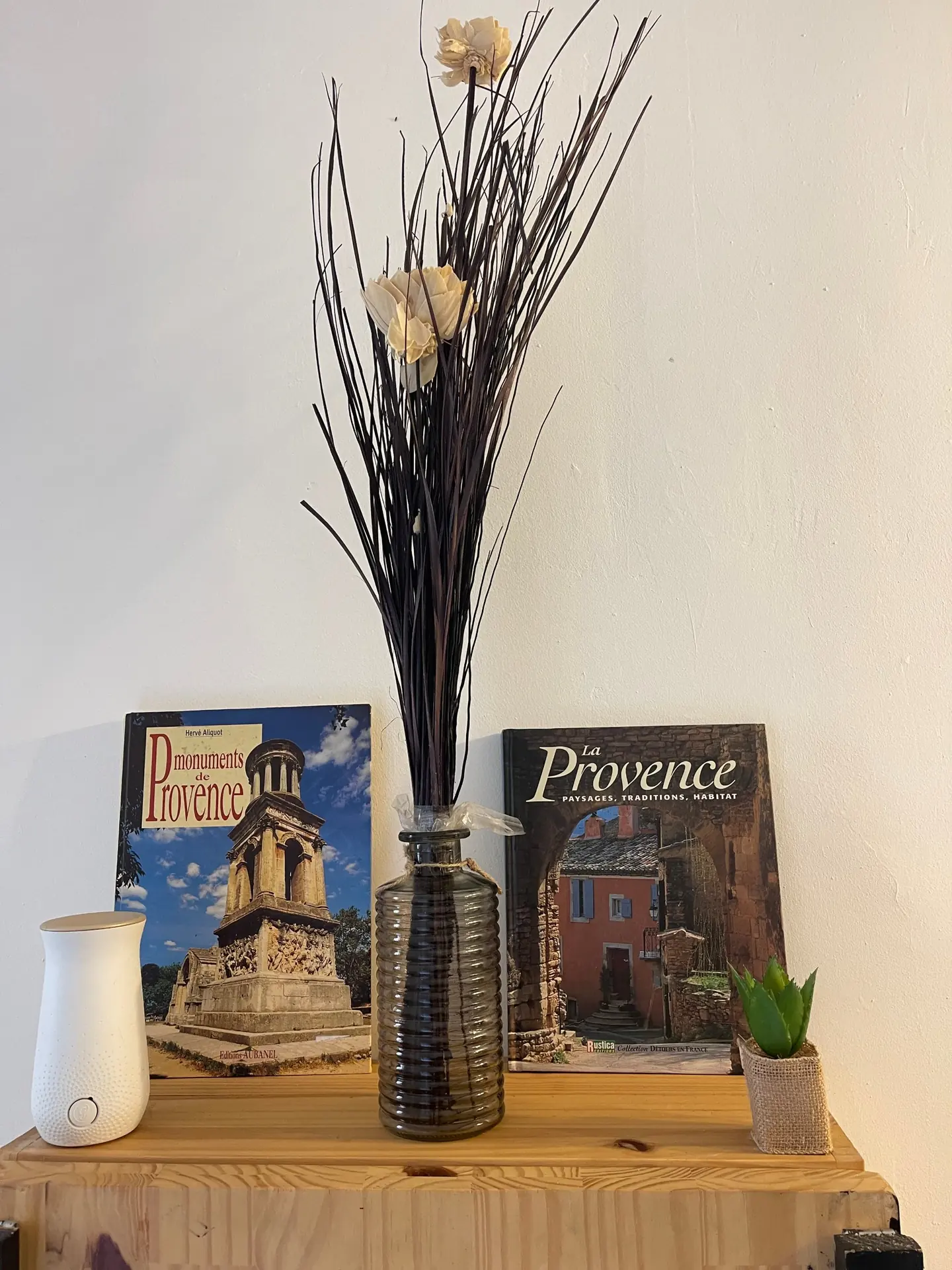 Décoration provençale, livres et bouquet