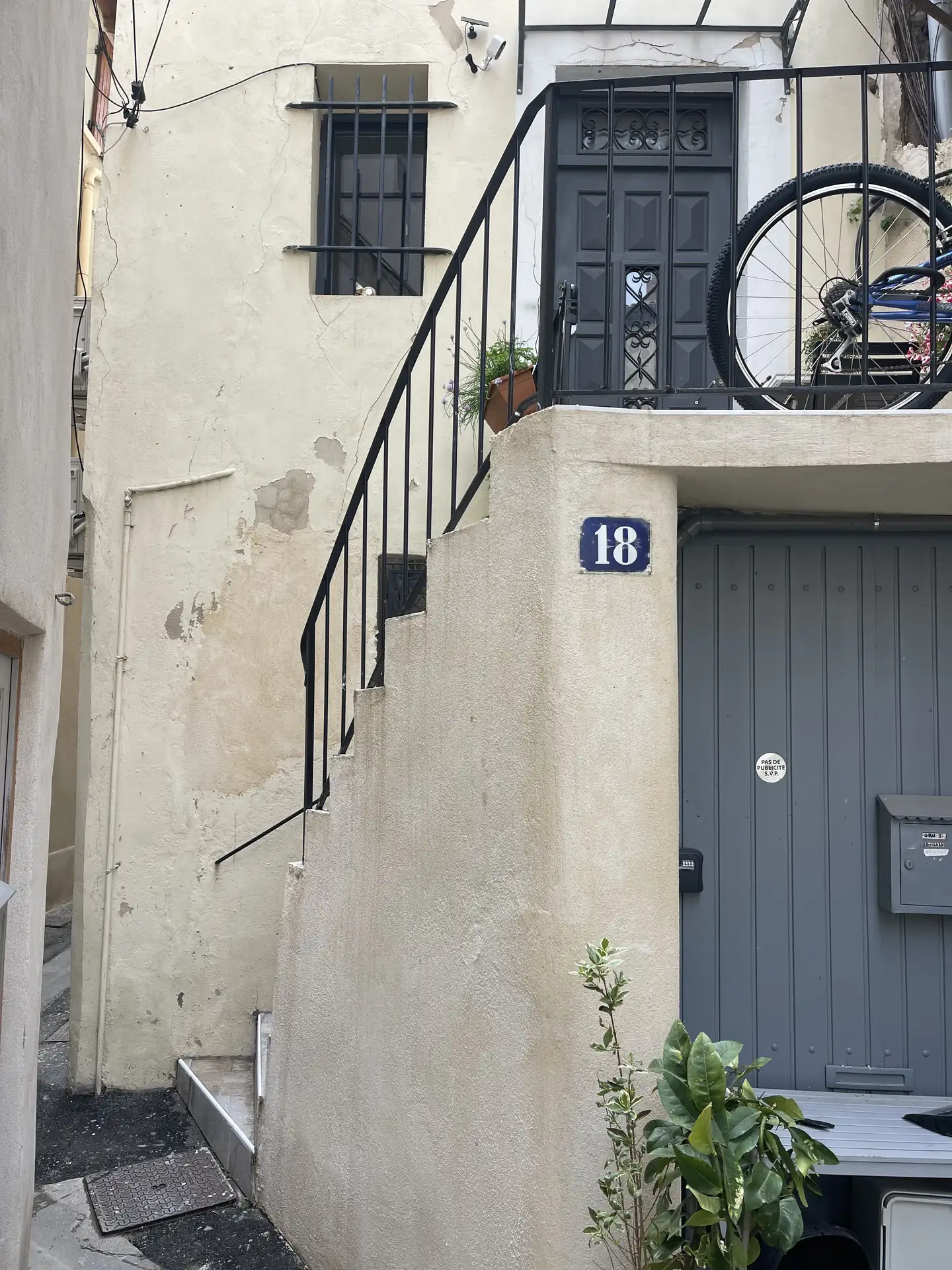 Façade et entrée de l'immeuble, numéro 18