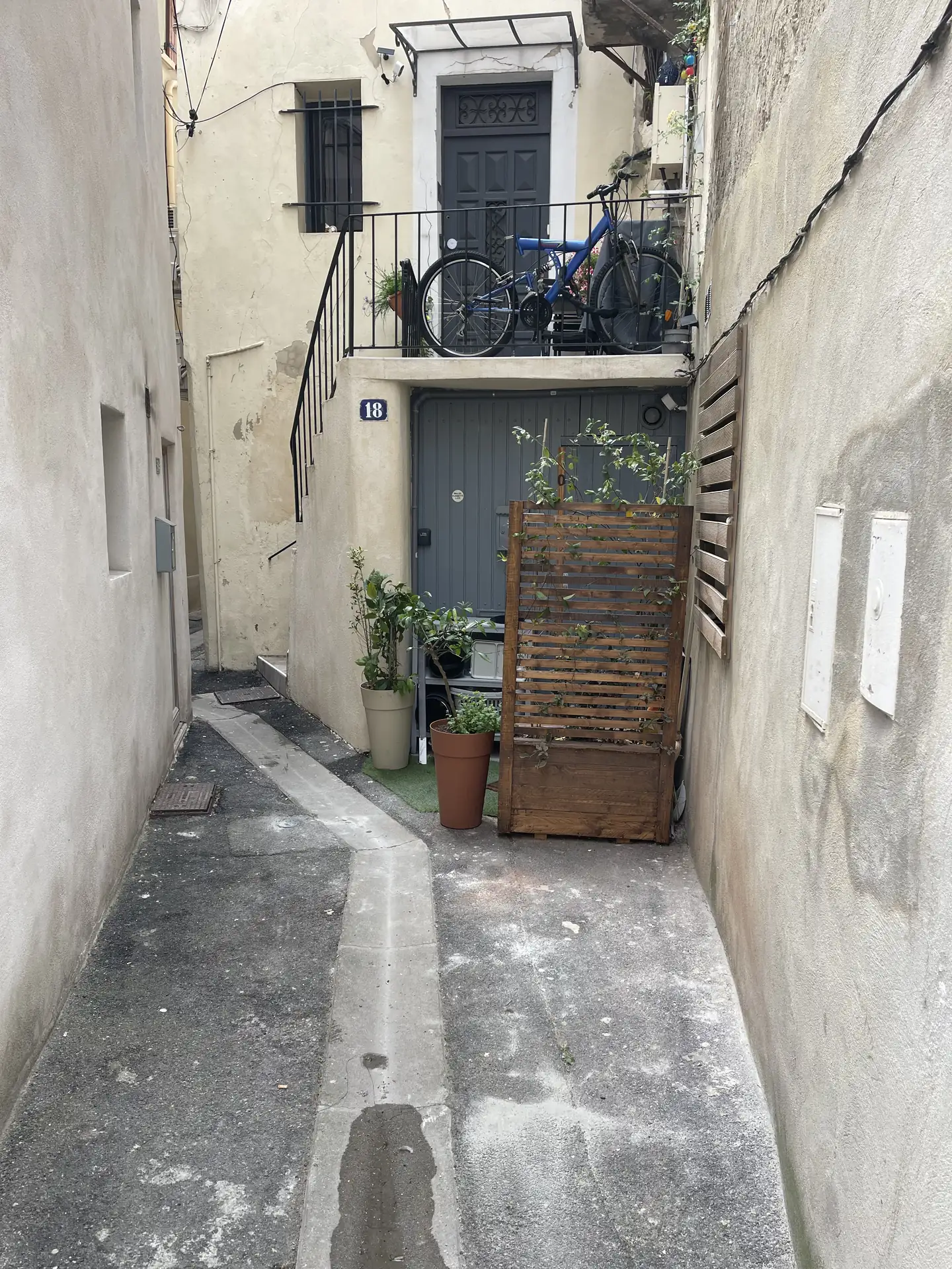 Ruelle et entrée de l'immeuble