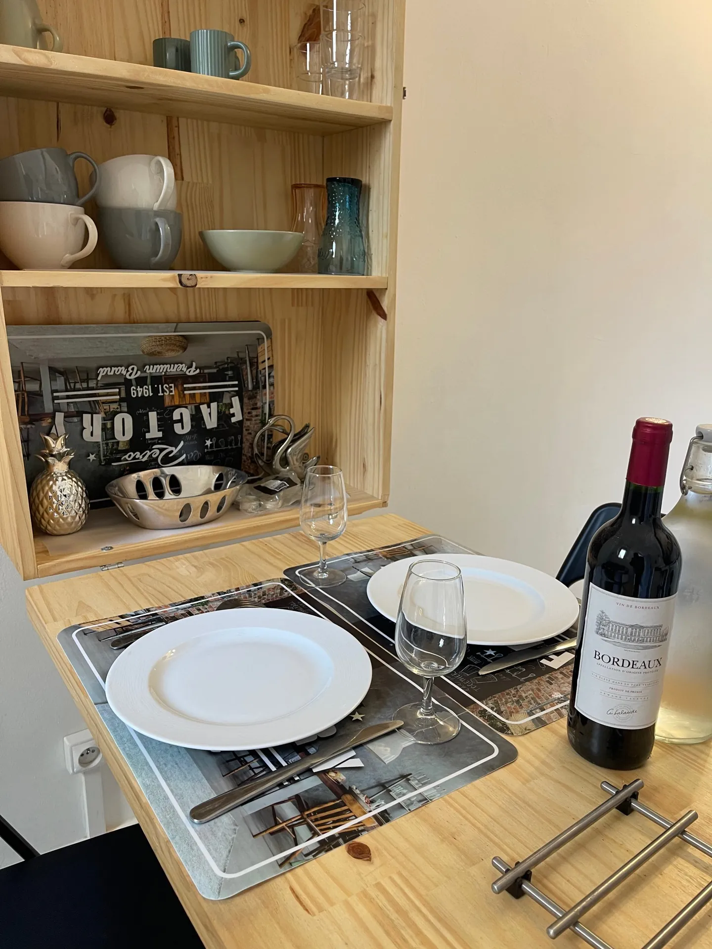 Table dressée avec vin