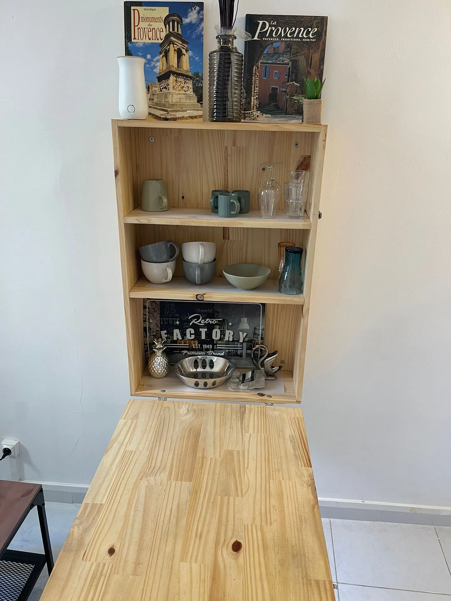 Table rabattable et étagère aux accents provençaux