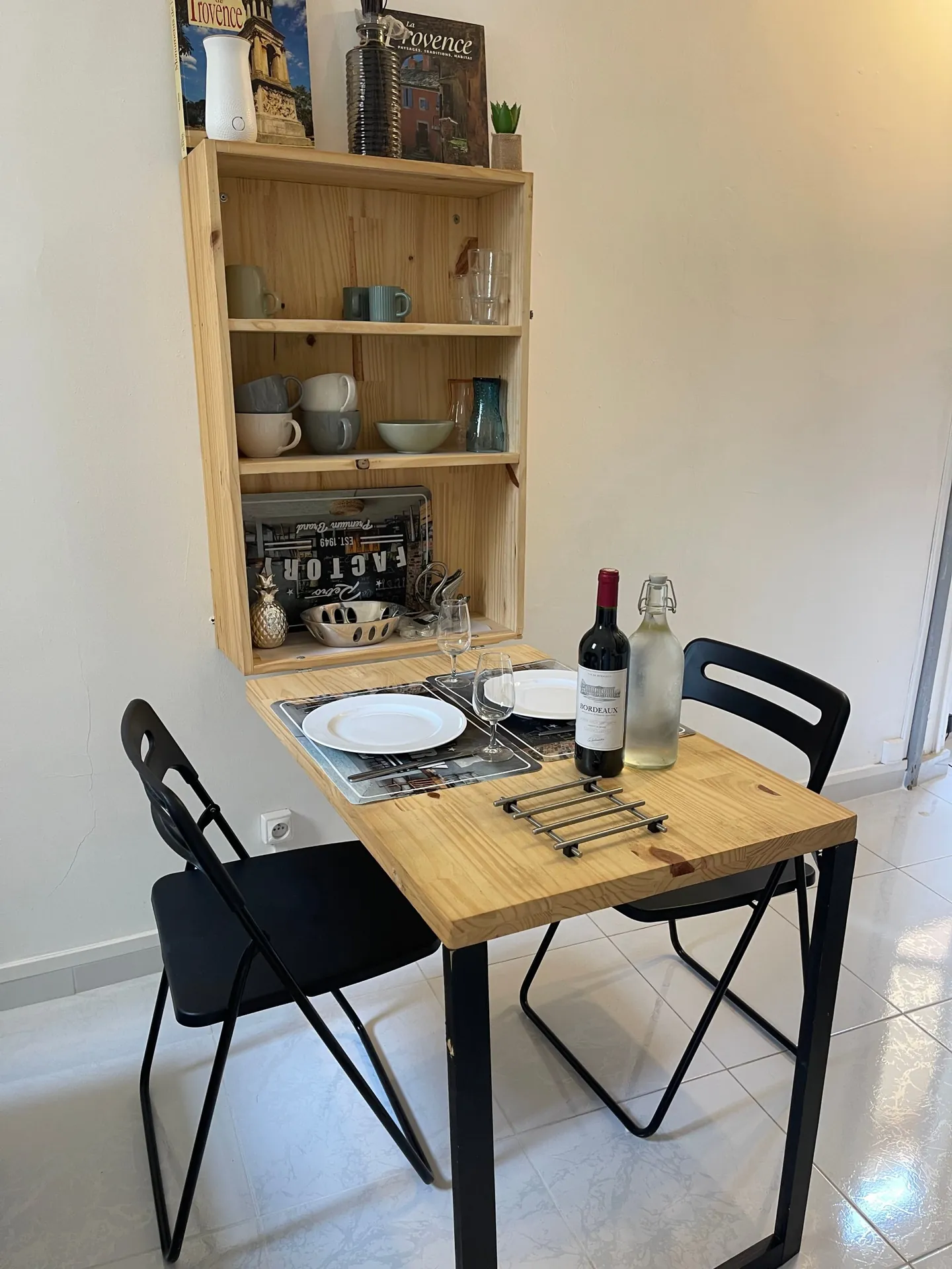 Table rabattable et étagère de vaisselle