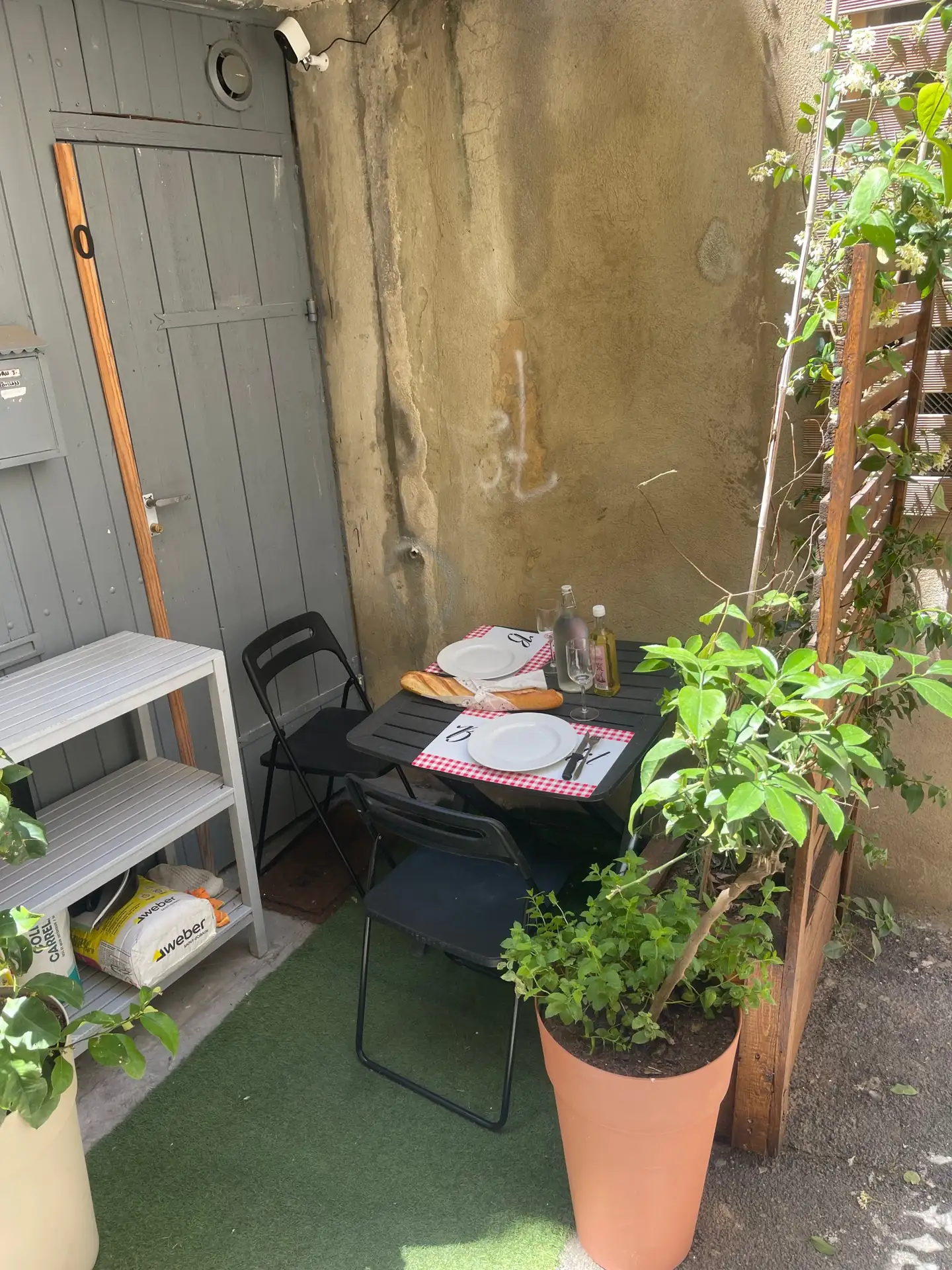 Terrasse privée avec table de bistrot